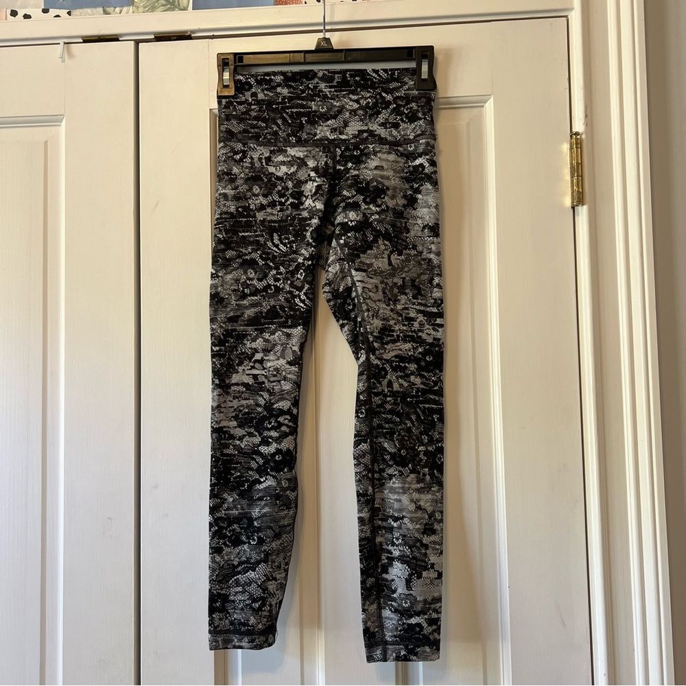 Lululemon Wunder Under High Rise Legging in Masked Lace Starlight Black Size 4